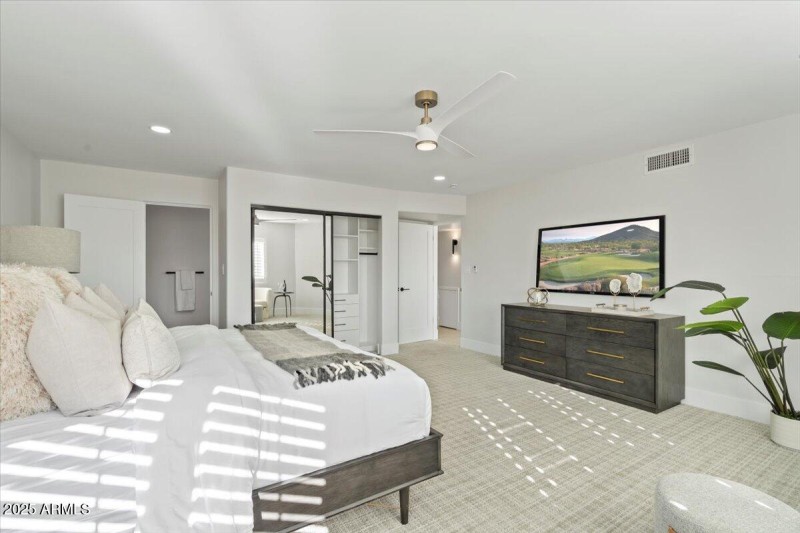 JUNIOR SUITE TOWARD CLOSET