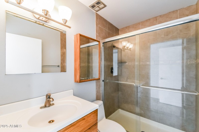 12-photo-Main-Bathroom-4143782d-7f01-4f8