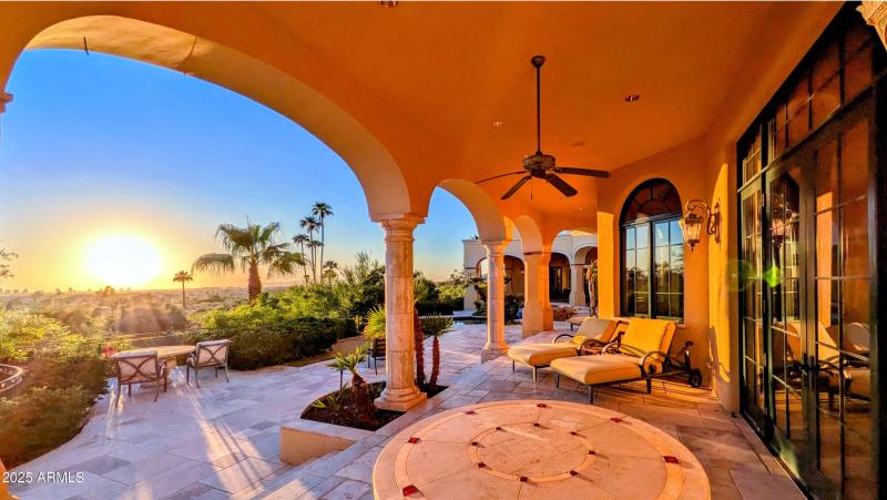CAMELBACK MOUNTAIN HILLSIDE 1-Level Home
