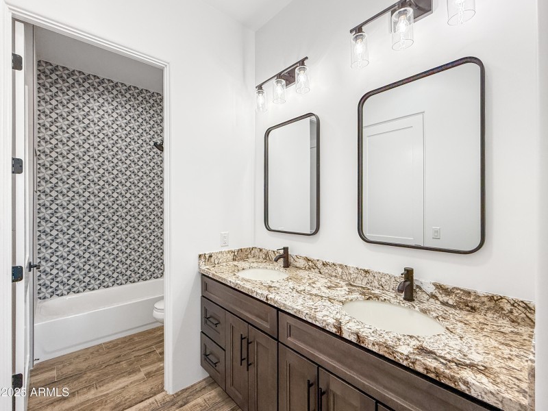 Jack & Jill Bath w/ Dual Vanity