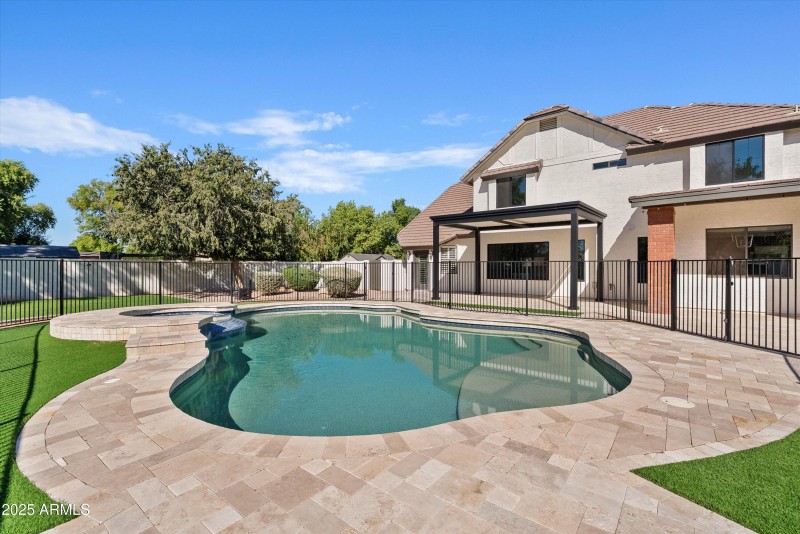 Sparkling Pool & Custom Pergola