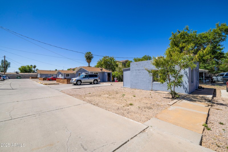 2425 W Turney Ave - Exterior 02