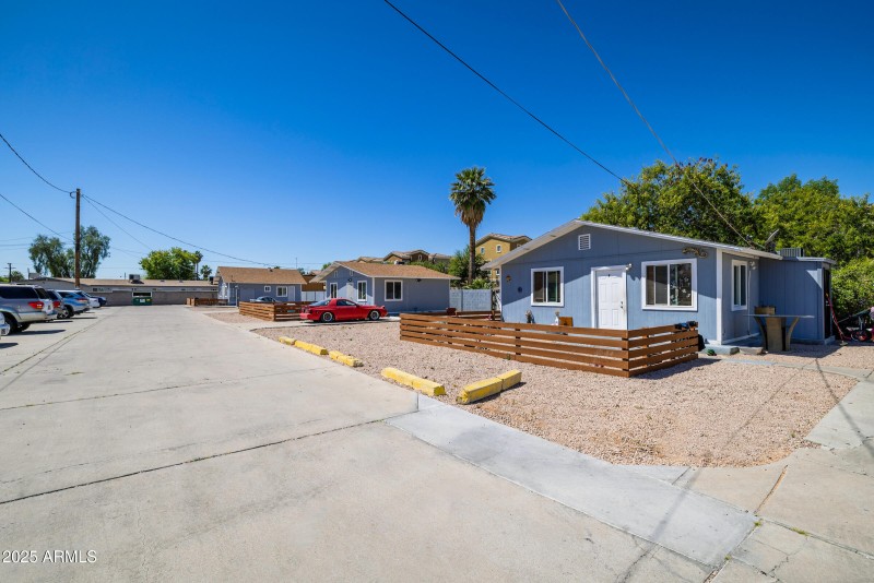 2425 W Turney Ave - Exterior 03