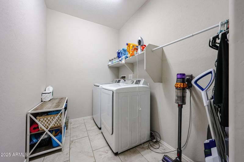 Walk-in Laundry room