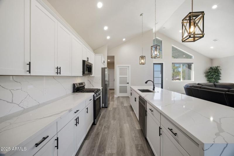 2701NEagleViewLp-ShowLowAZ-13