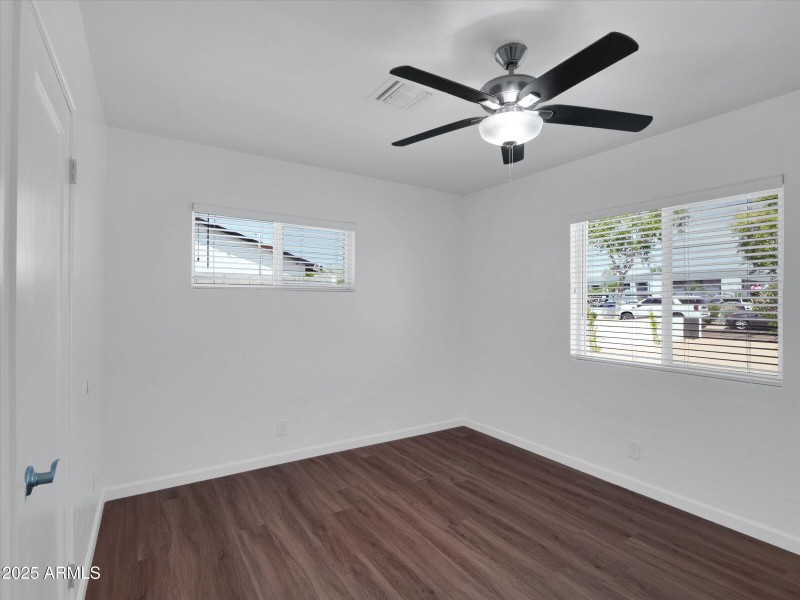 17-4337 E Wilshire Dr-17