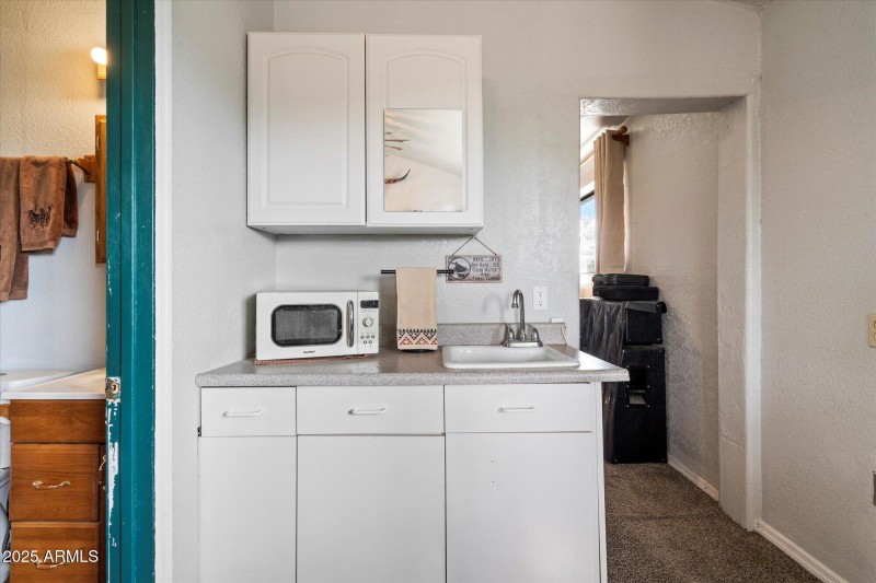 Kitchenette in primary BH