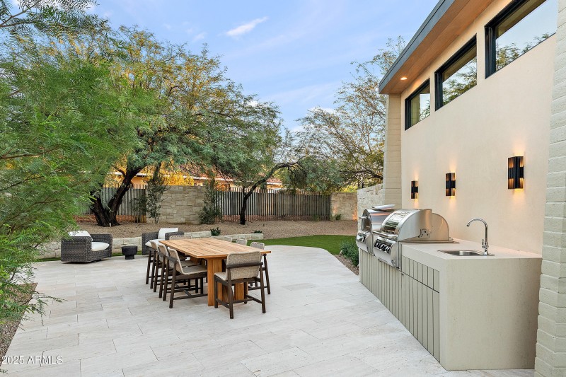 Outdoor Kitchen & Seating