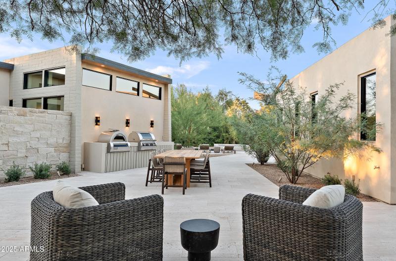 Outdoor Kitchen & Seating