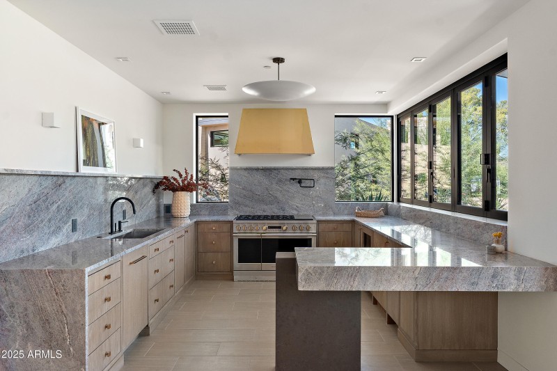 Guest house full kitchen