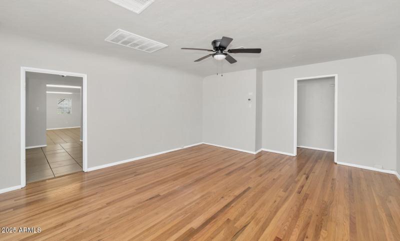 Copy of 316 E Vogel Ave-large-040-031-31