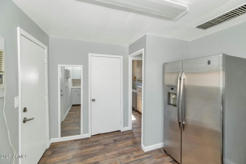 Copy of 316 E Vogel Ave-large-056-046-31