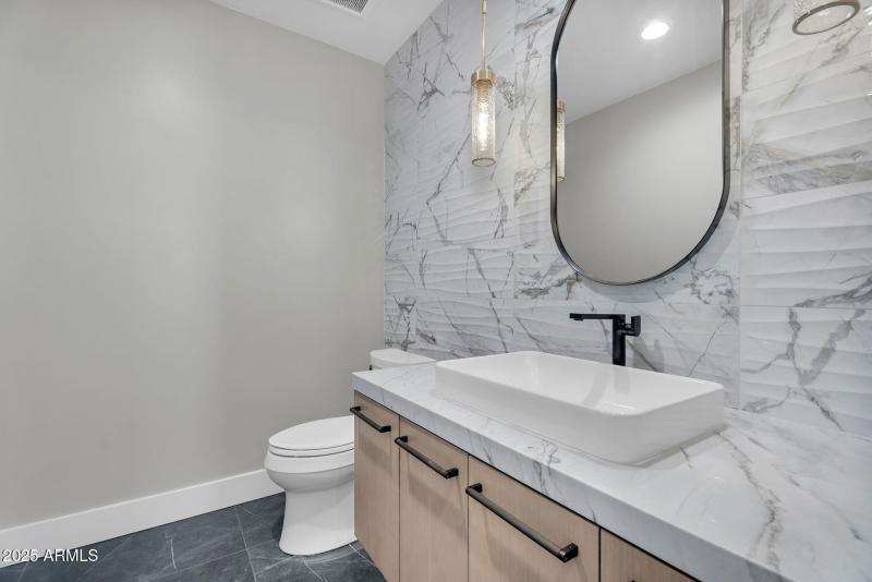 25-web-or-mls-North 39th-53