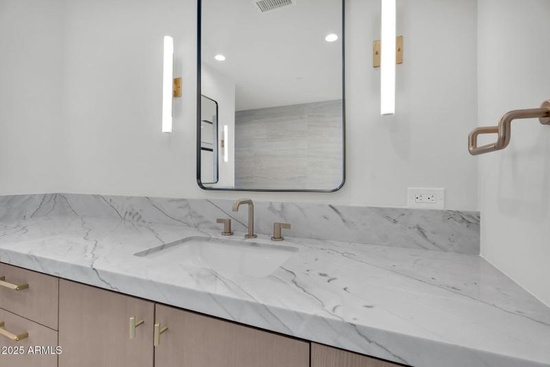 30-web-or-mls-North 39th-29