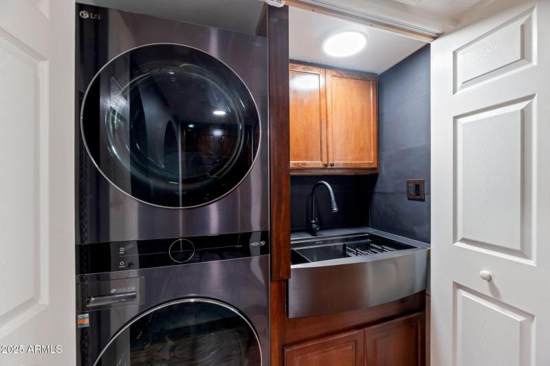 FULL STACKABLE UNITS & FARMHOUSE SINK