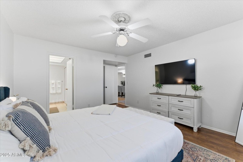 15-014-primary-bedroom