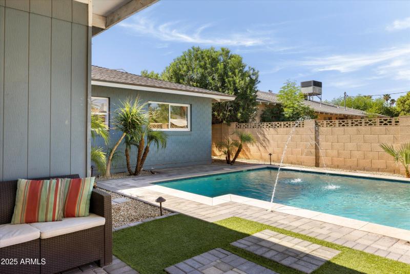 2126 W Cambridge Ave