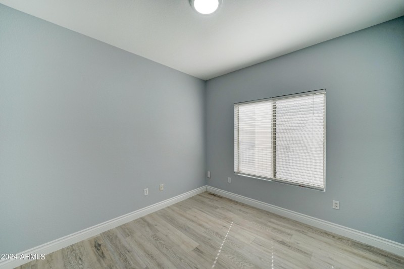 16457 W Rock Springs Ln-12