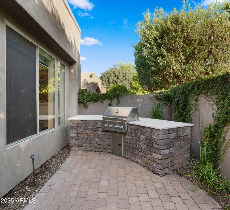 43-web-or-mls-Backyard1