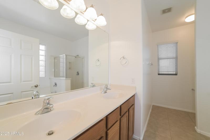 1006593.1802 S 118TH DR - Main Bathroom