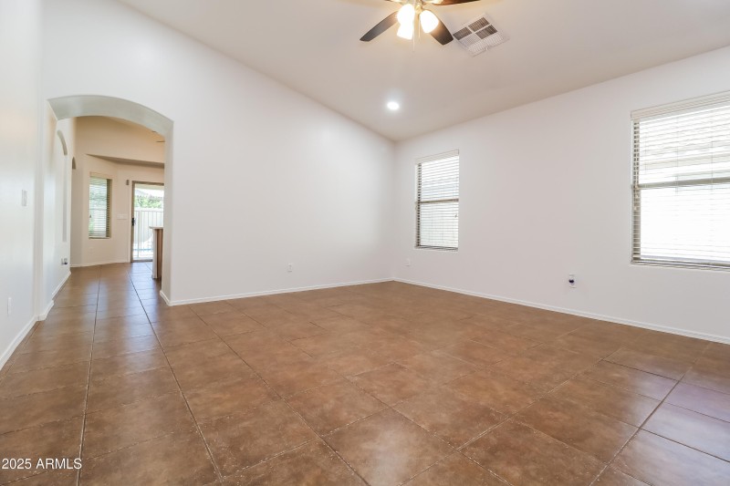 1020085.18204 W SANNA ST - Living Room