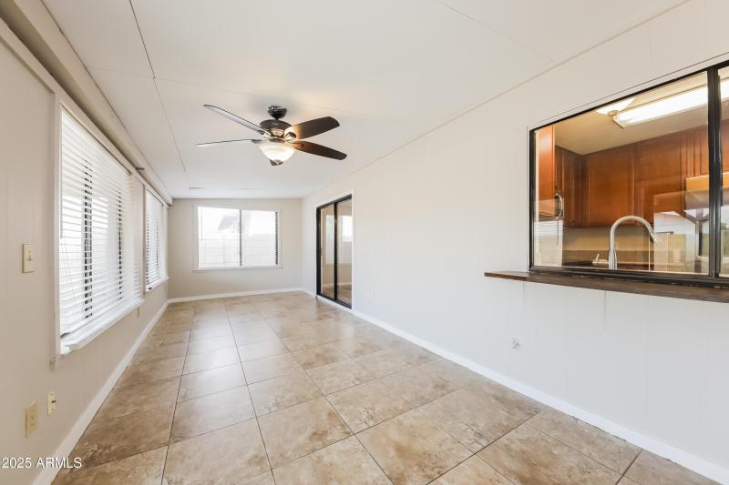 1006061.4857 W Townley AVE - Living Room