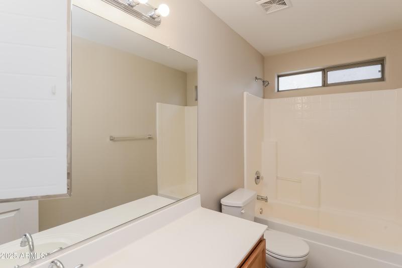 1006412.2033 W GREEN TREE DR - Bathroom