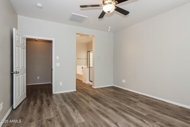 011-photo-main-bedroom-14878182