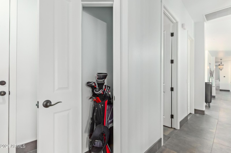 GOLF CLUB CLOSET