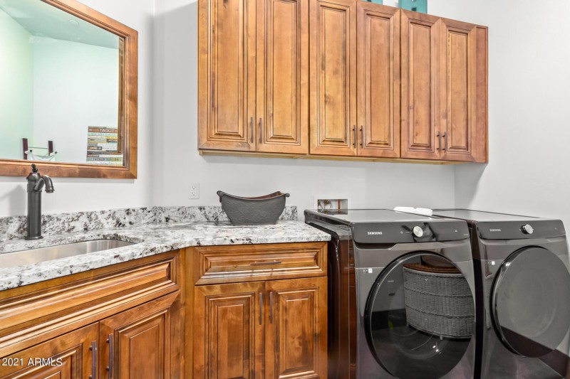 SEPARATE LAUNDRY ROOM