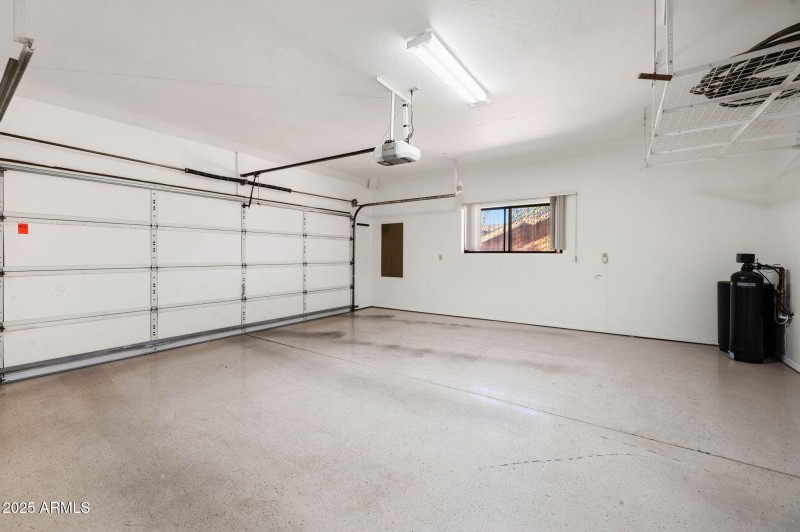 7-Garage Interior (1)