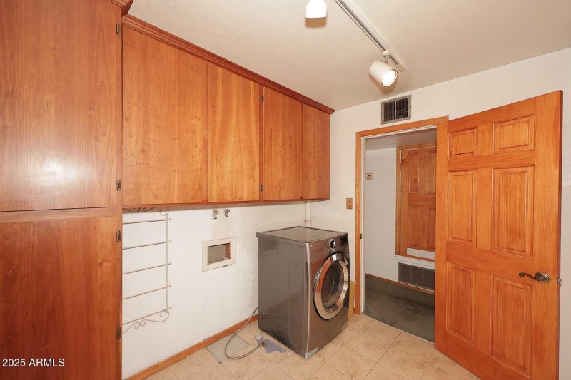 Laundry-Storage Room