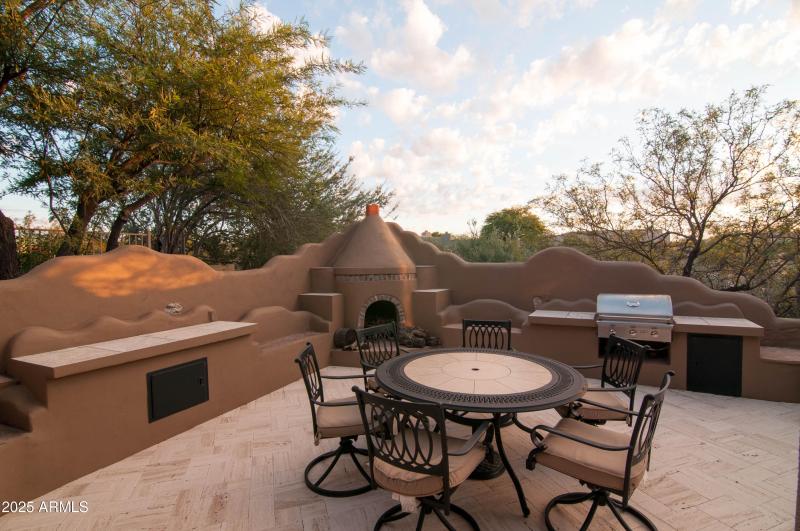 Fireplace & Grill Chat Area