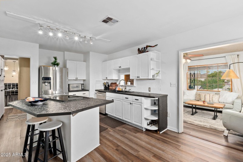 9-web-or-mls-9626 N 1st Ave - MLS Images