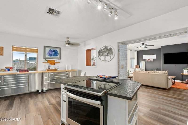 10-web-or-mls-9626 N 1st Ave - MLS Image