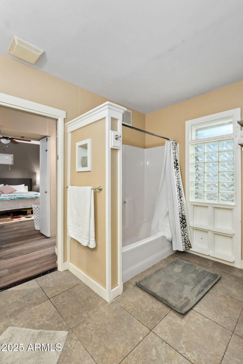 22-web-or-mls-9626 N 1st Ave - MLS Image