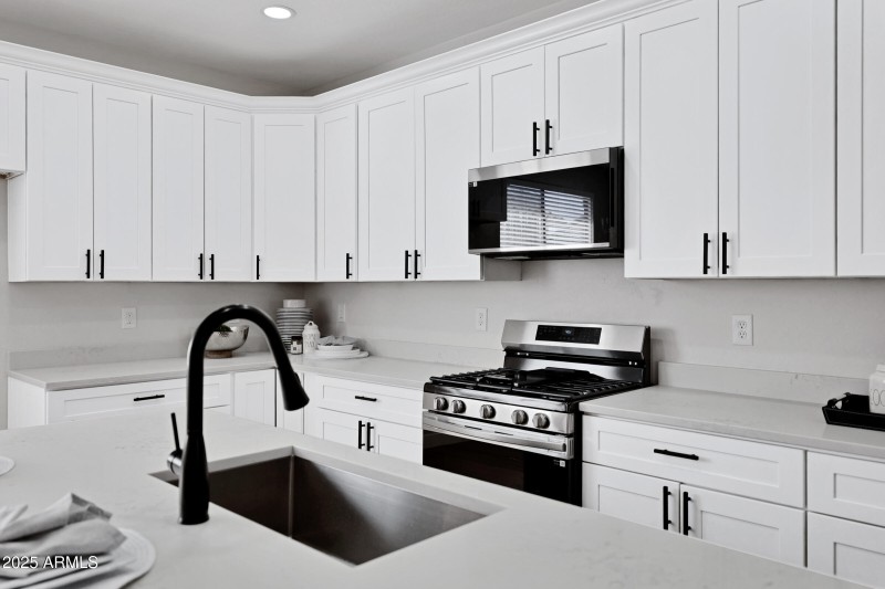 10 white shaker cabinets