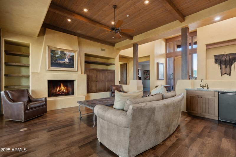 008_Great Room Details - Wet Bar