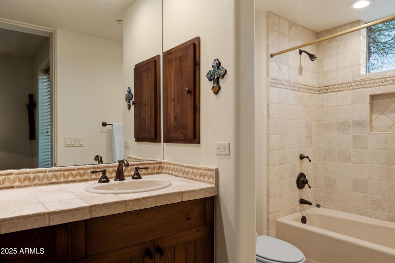 024_Ensuite 2 Full Bath