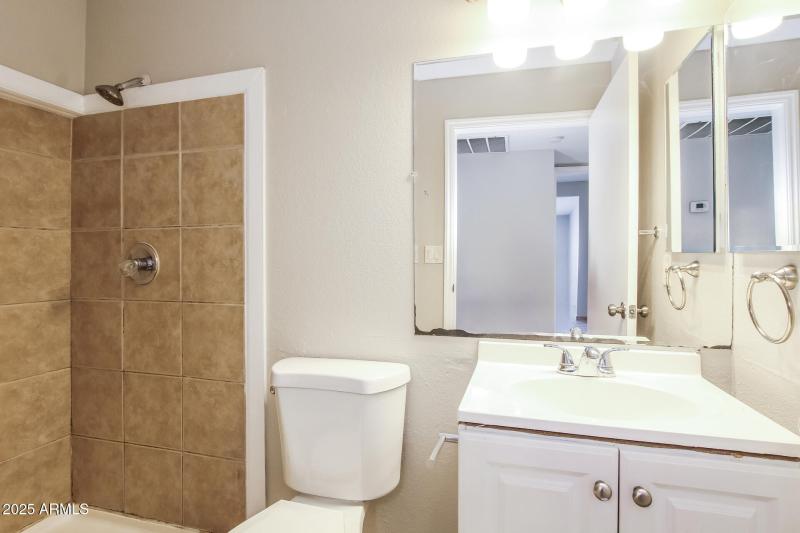 017-photo-bathroom-14773701