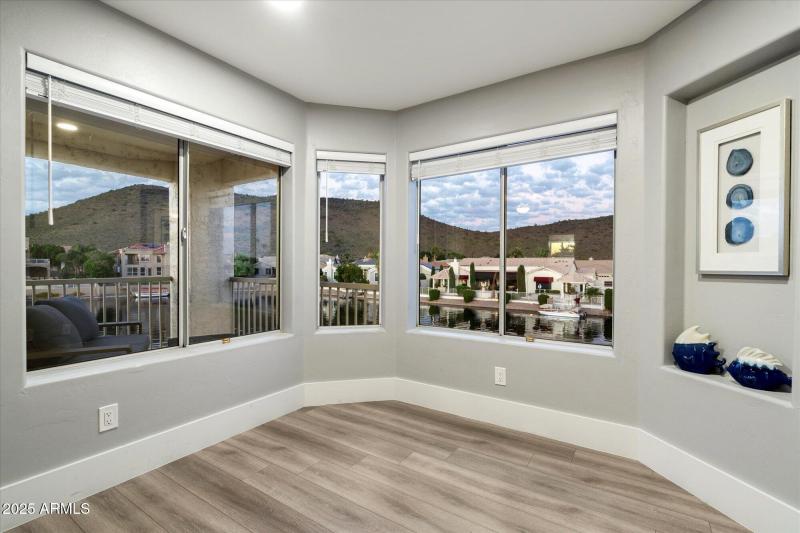 Large Alcove in Primary