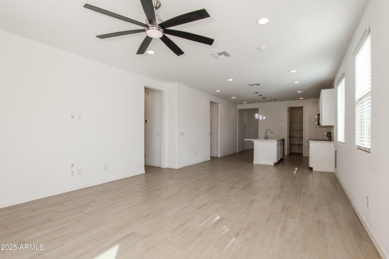 4-photo-Dining-Room-464eaebc-7060-47a8-a