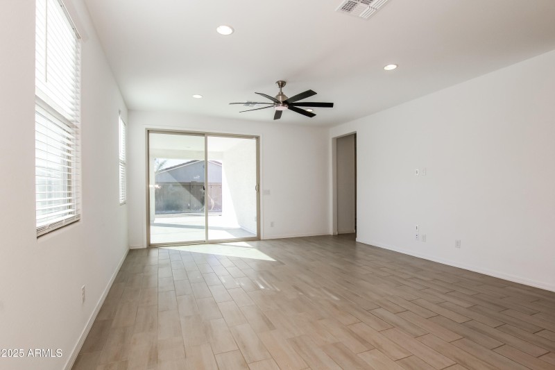 5-photo-Dining-Room-987bfd93-4163-4b2c-b