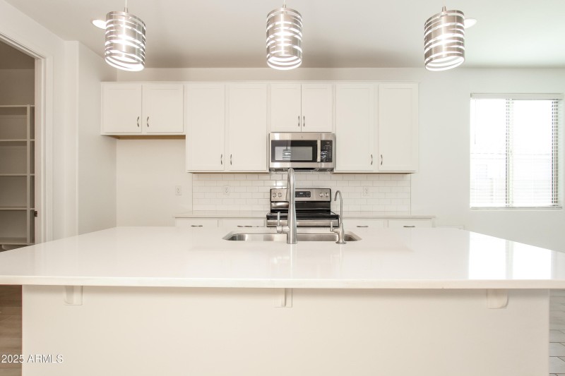 6-photo-Kitchen-aa5c1682-9889-41f9-825d-