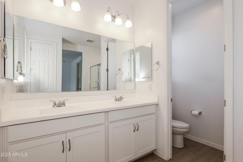 10-photo-Main-Bathroom-42cba5b4-02e6-406