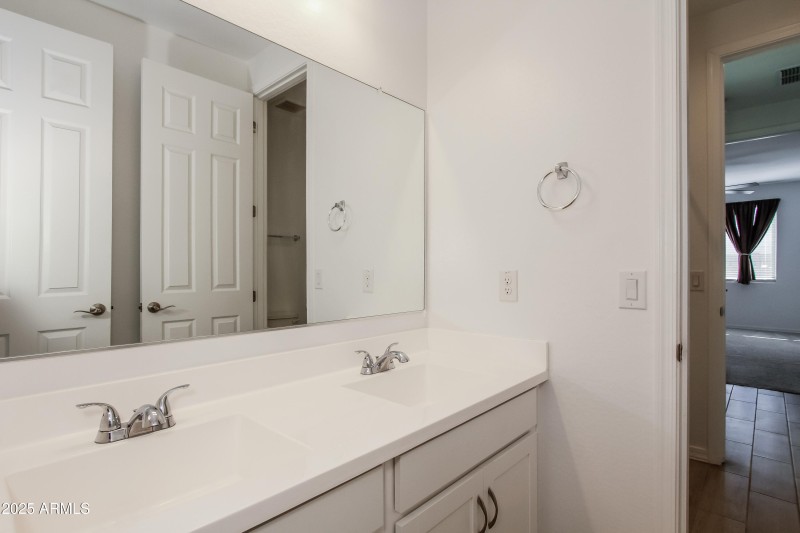 11-photo-Main-Bathroom-dac781f8-5114-47e