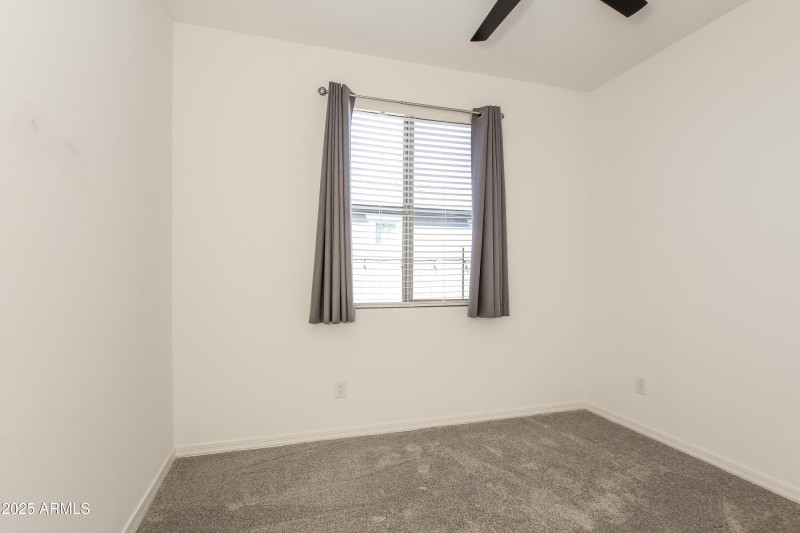 12-photo-Bedroom-4b3d4101-8207-4283-af77