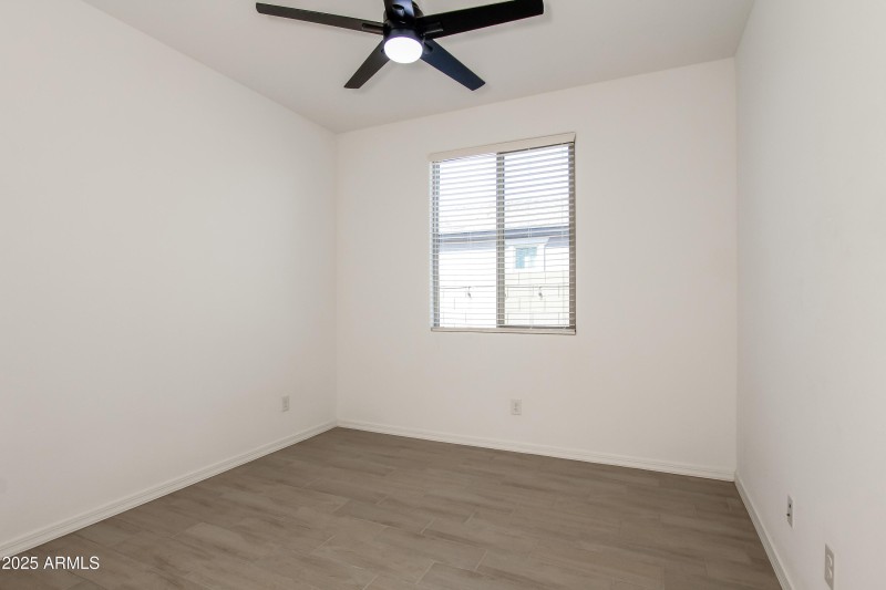 14-photo-Bedroom-6a83990a-39ba-4faa-a8a3