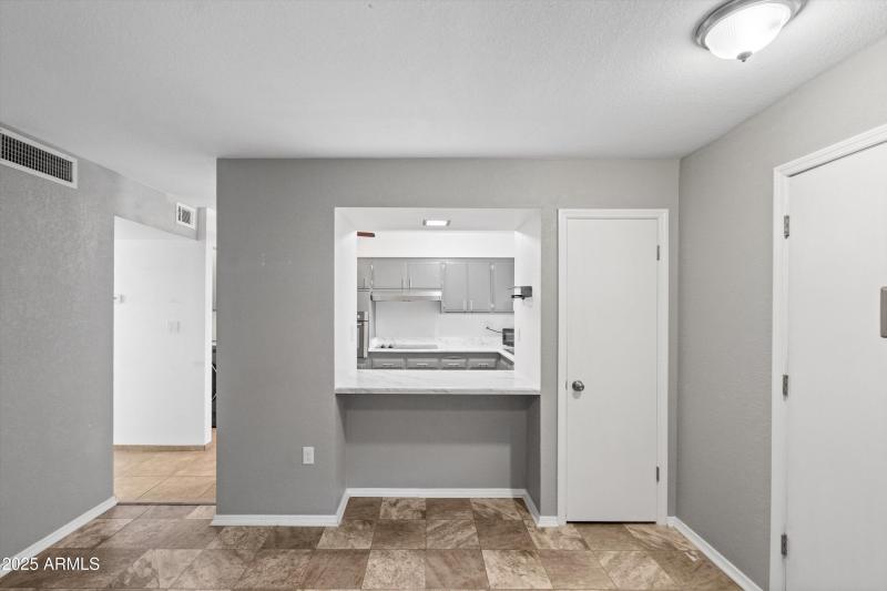 07-Dining to Kitchen