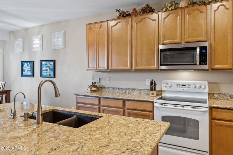 42551 W Candyland Pl-15